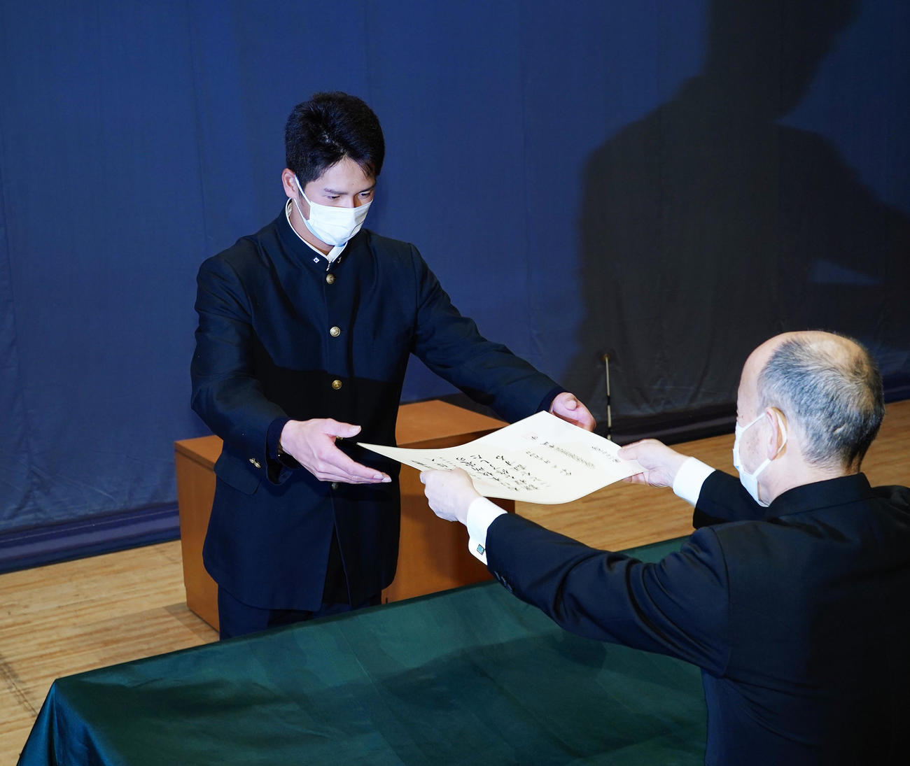 二松学舎大付高の卒業式で卒業証書を授与される巨人秋広（撮影・菅敏）