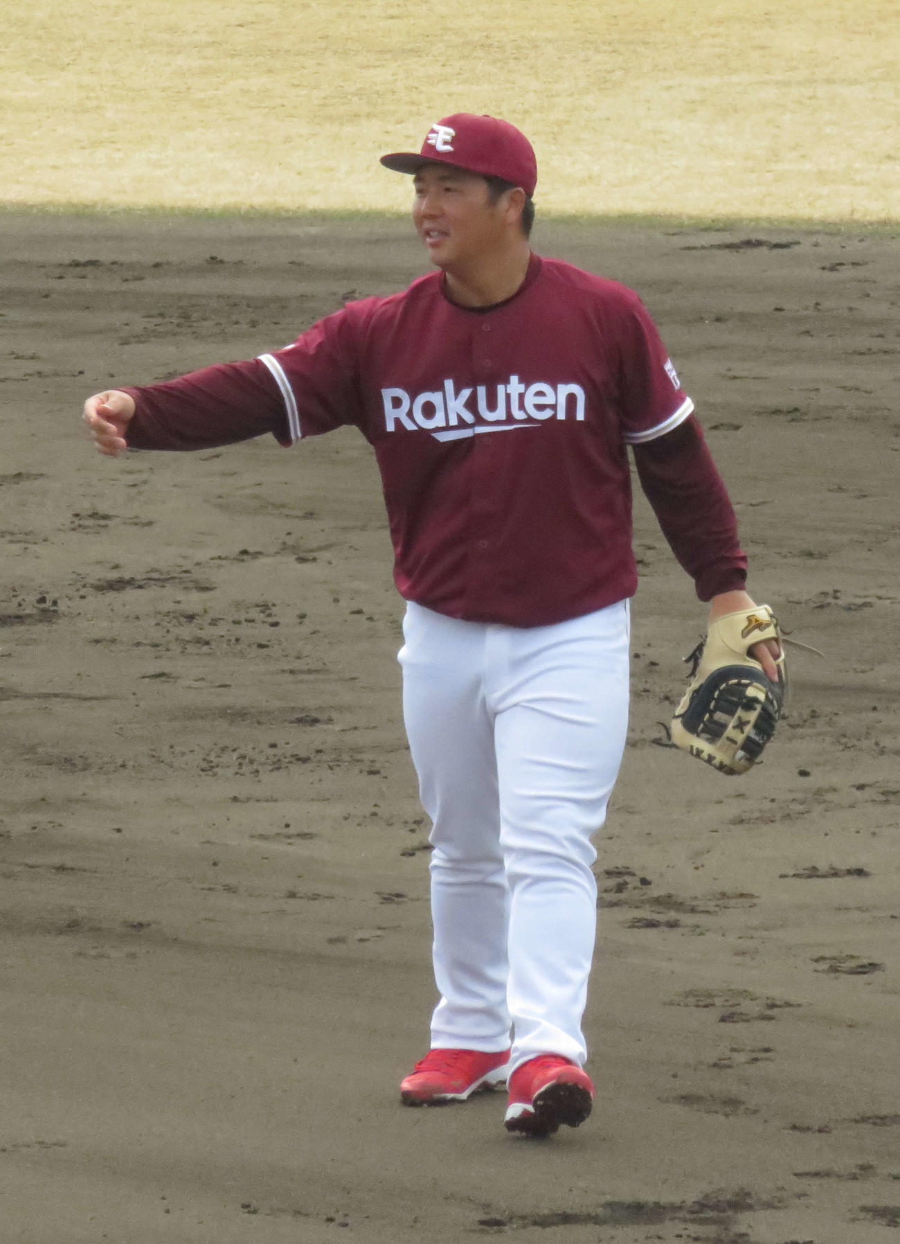 日本ハムからトレードで加入し、楽天のユニホーム姿でノックを受ける横尾（撮影・桑原幹久）