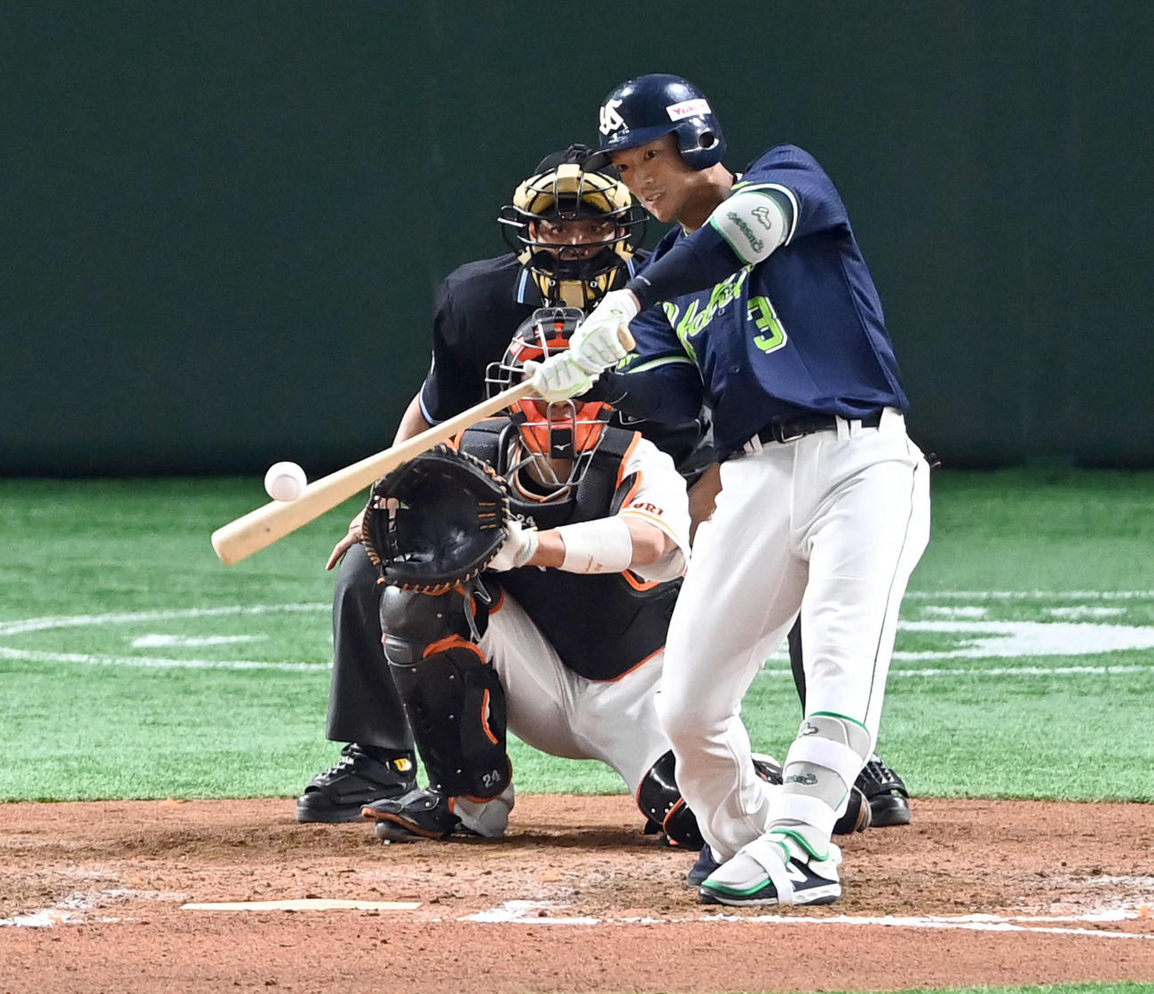 巨人対ヤクルト　2回表ヤクルト2死、左越えにソロ本塁打を放つ西浦（撮影・たえ見朱実）