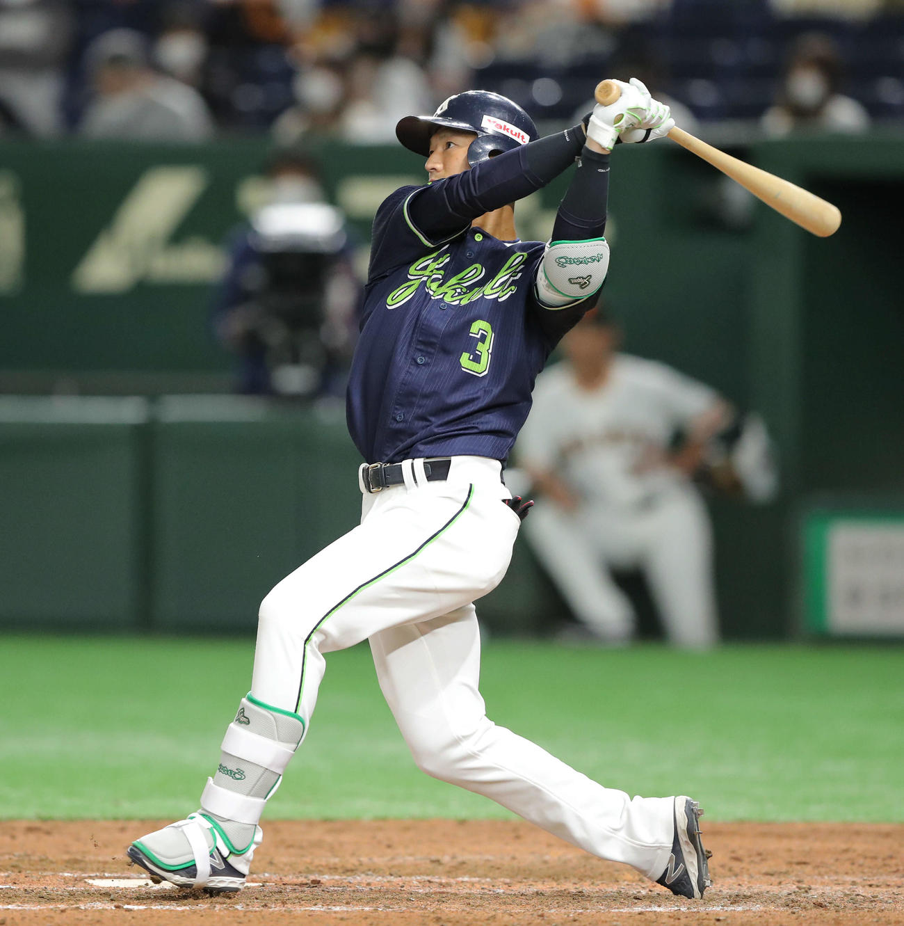 巨人対ヤクルト　7回表ヤクルト2死、左越えソロ本塁打を放つ西浦（撮影・河田真司）