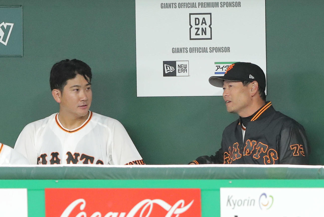 巨人対ヤクルト　3回表を抑え、ベンチで桑田投手チーフコーチ補佐と話す菅野（撮影・河田真司）