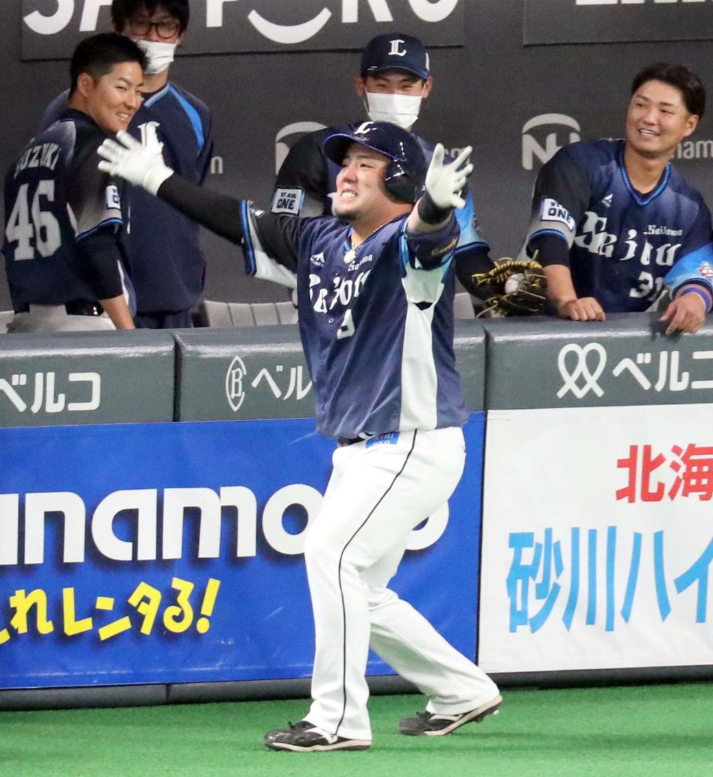 日本ハム対西武　1回表西武無死二、三塁、中越え3点本塁打を放ちどすこいポーズをする山川（撮影・佐藤翔太）