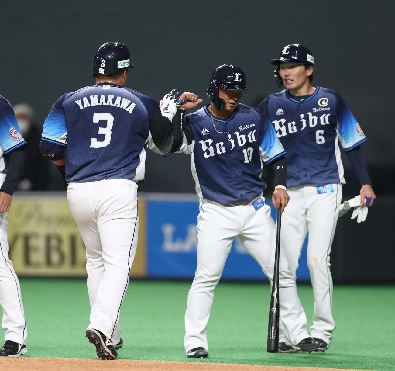 日本ハム対西武　1回表西武1死二、三塁、中越え3点本塁打を放った山川を出迎える森（撮影・黒川智章）
