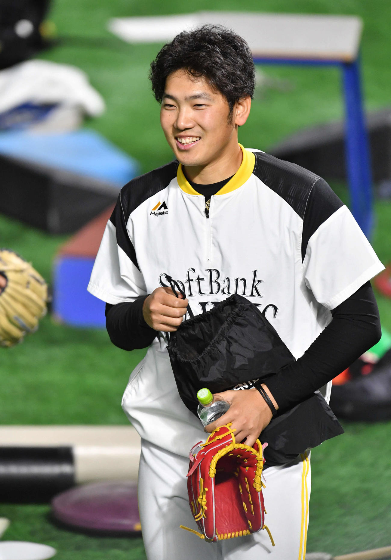 笑顔でブルペンへ向かう石川（撮影・岩下翔太）