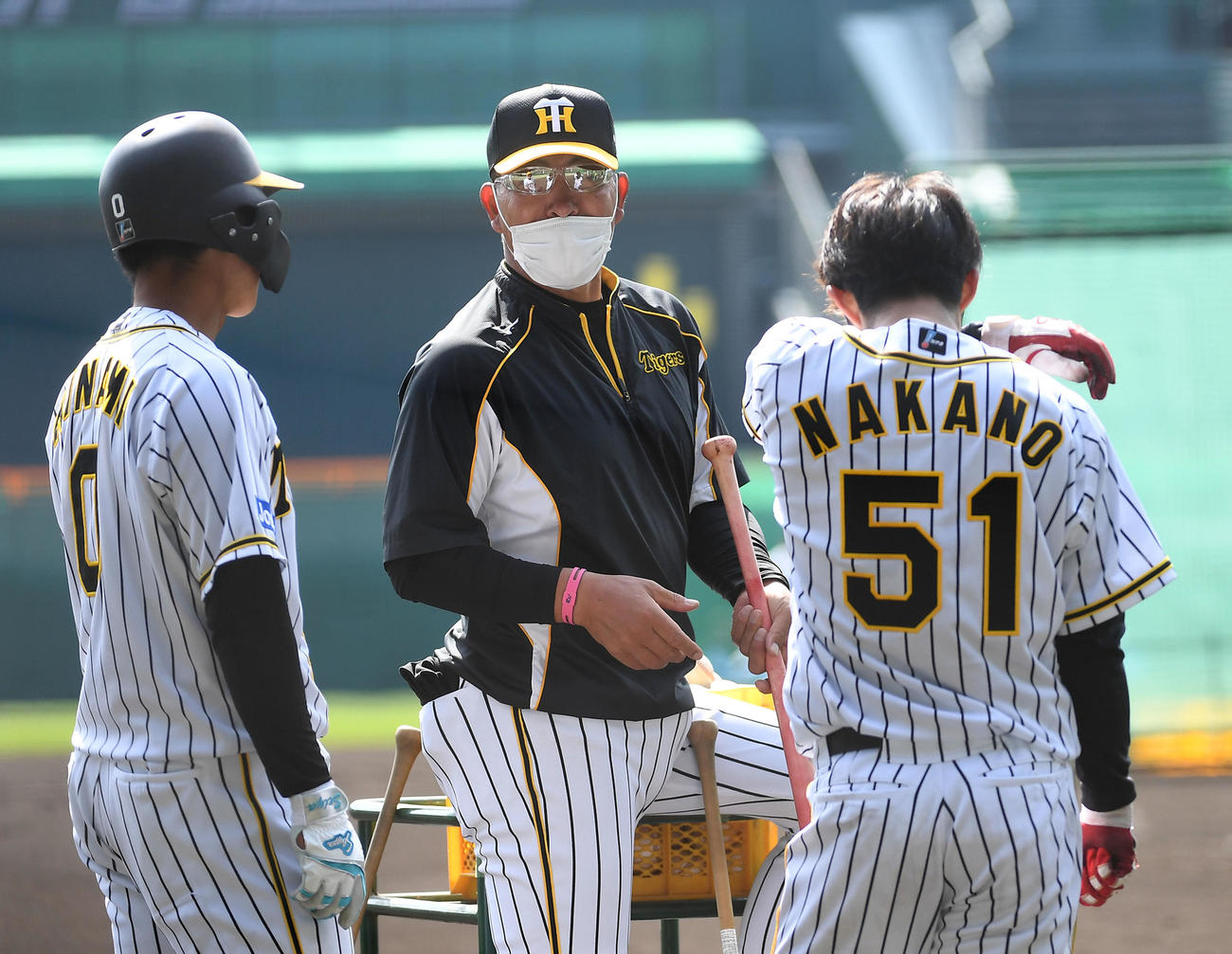 木浪（左）、中野（右）と話す井上ヘッドコーチ（撮影・前岡正明）