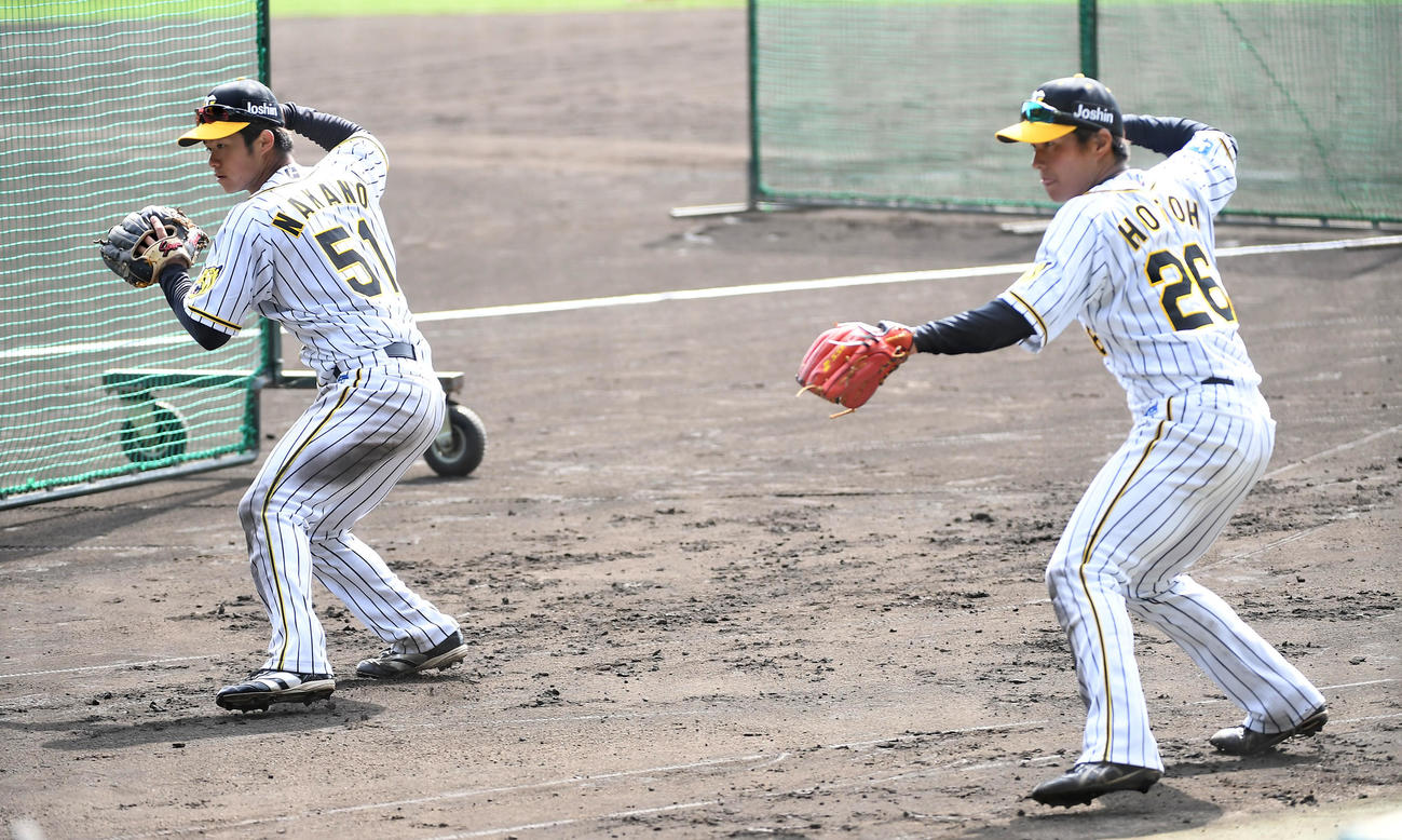 全体練習終了後に特守を行う中野（左）と北條（撮影・前岡正明）