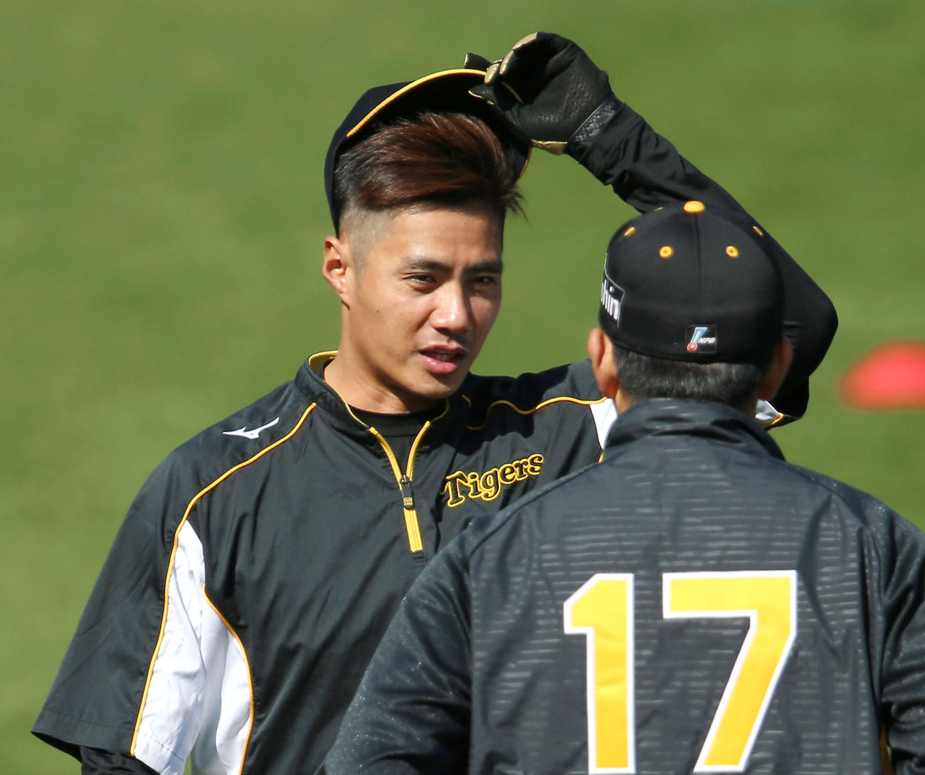 岩貞祐太（手前）と話すチェン・ウェイン（撮影・上山淳一）
