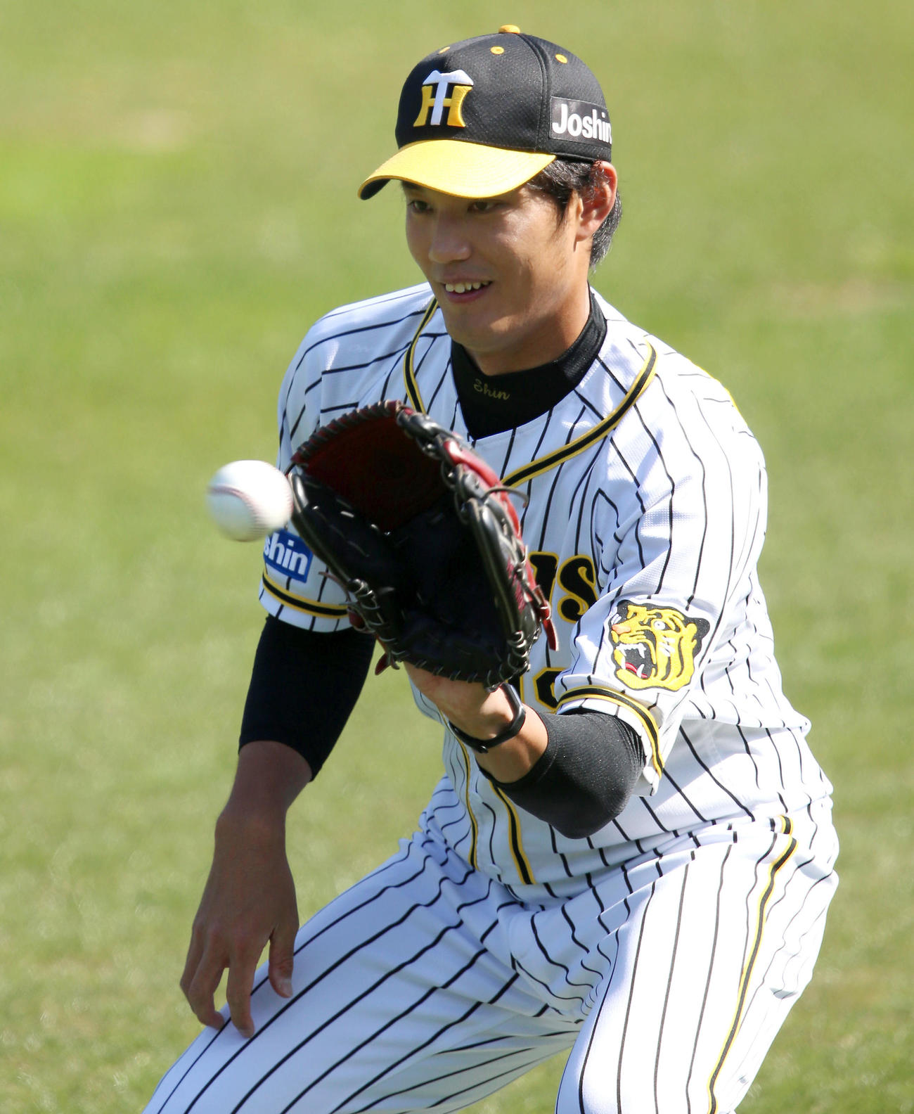 リラックスした表情でキャッチボールする藤浪（撮影・上山淳一）