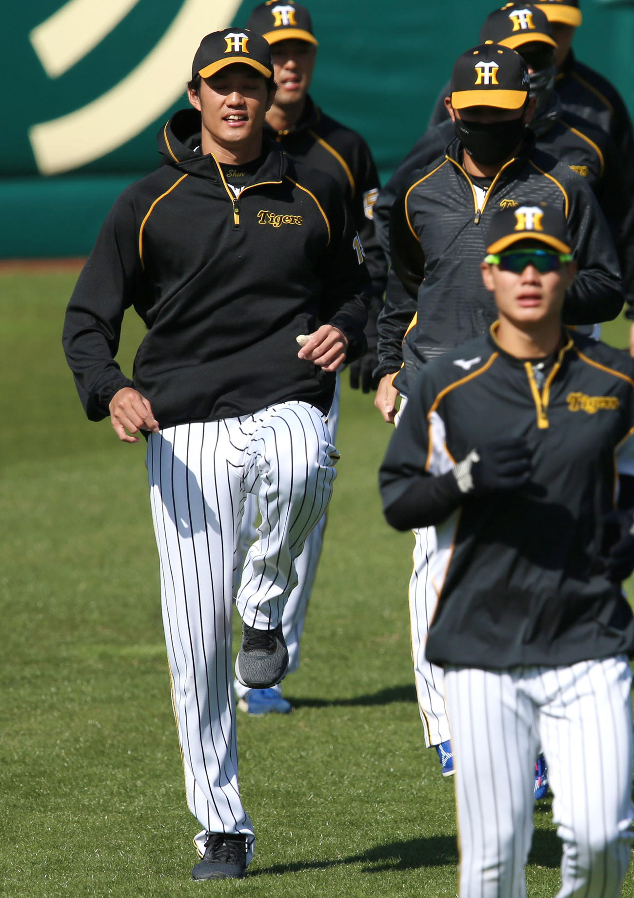 藤浪（左）はアップで体を動かす（撮影・上山淳一）