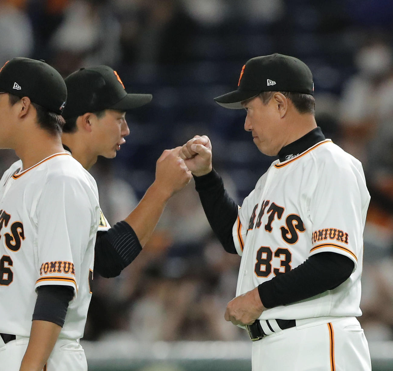 巨人対ヤクルト　ヤクルトに勝利し、広岡（左）を迎える原監督（撮影・河田真司）