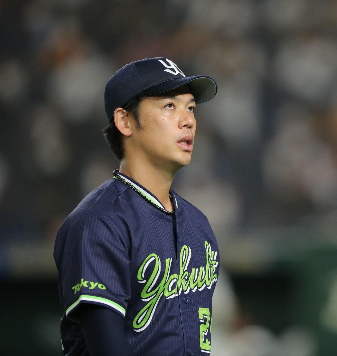 巨人対ヤクルト　4回裏巨人2死満塁、途中交代となり、浮かない表情でベンチに戻る小川（撮影・河田真司）