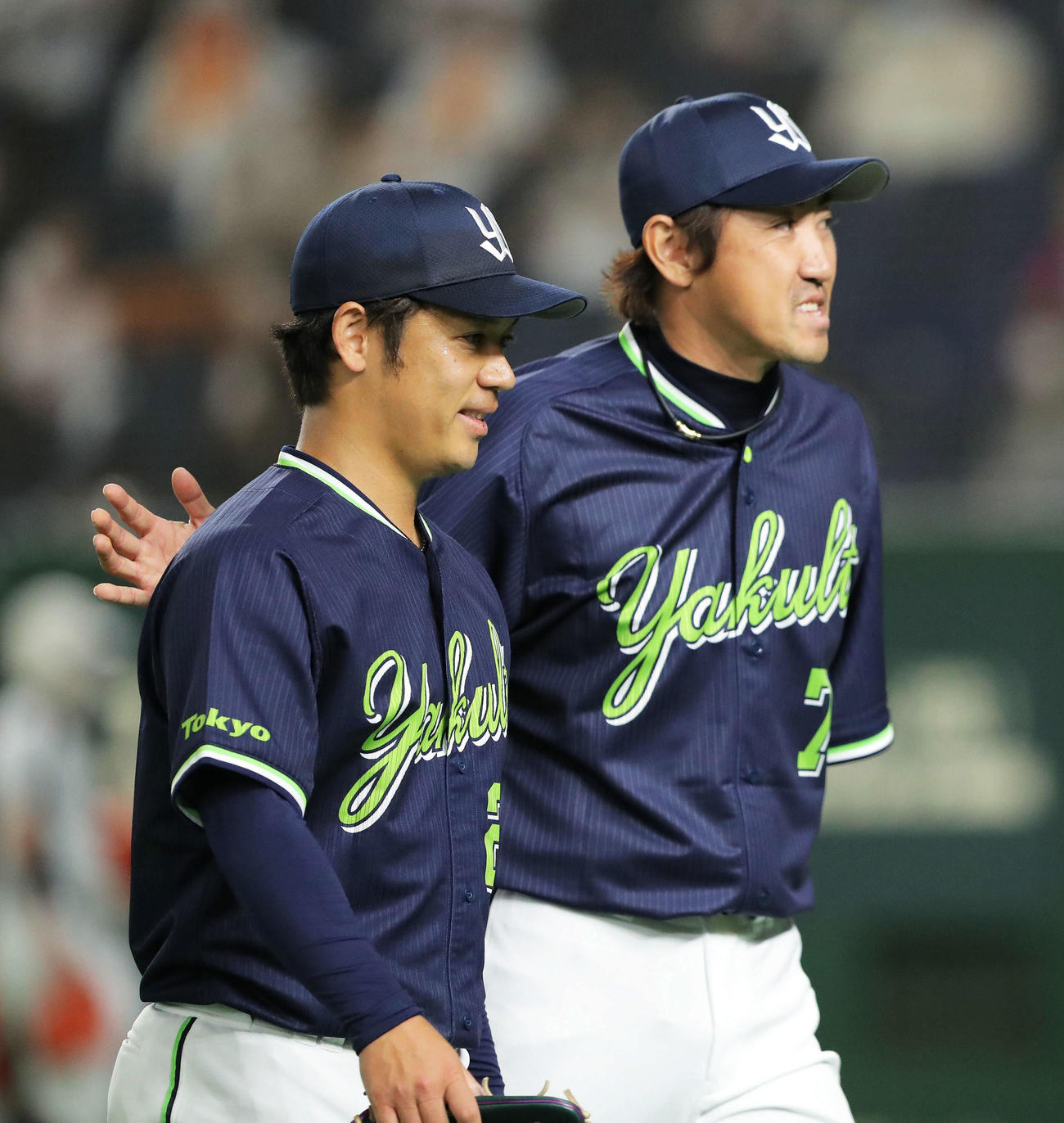 巨人対ヤクルト　3回裏を抑え、内川（右）に迎えられる小川（撮影・河田真司）