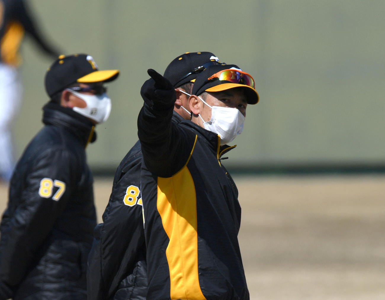 鳴尾浜で2軍の練習を見る矢野監督（代表撮影）