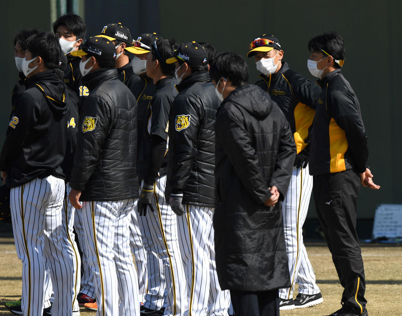 鳴尾浜で2軍の練習を見る矢野監督（右から2人目）（代表撮影）