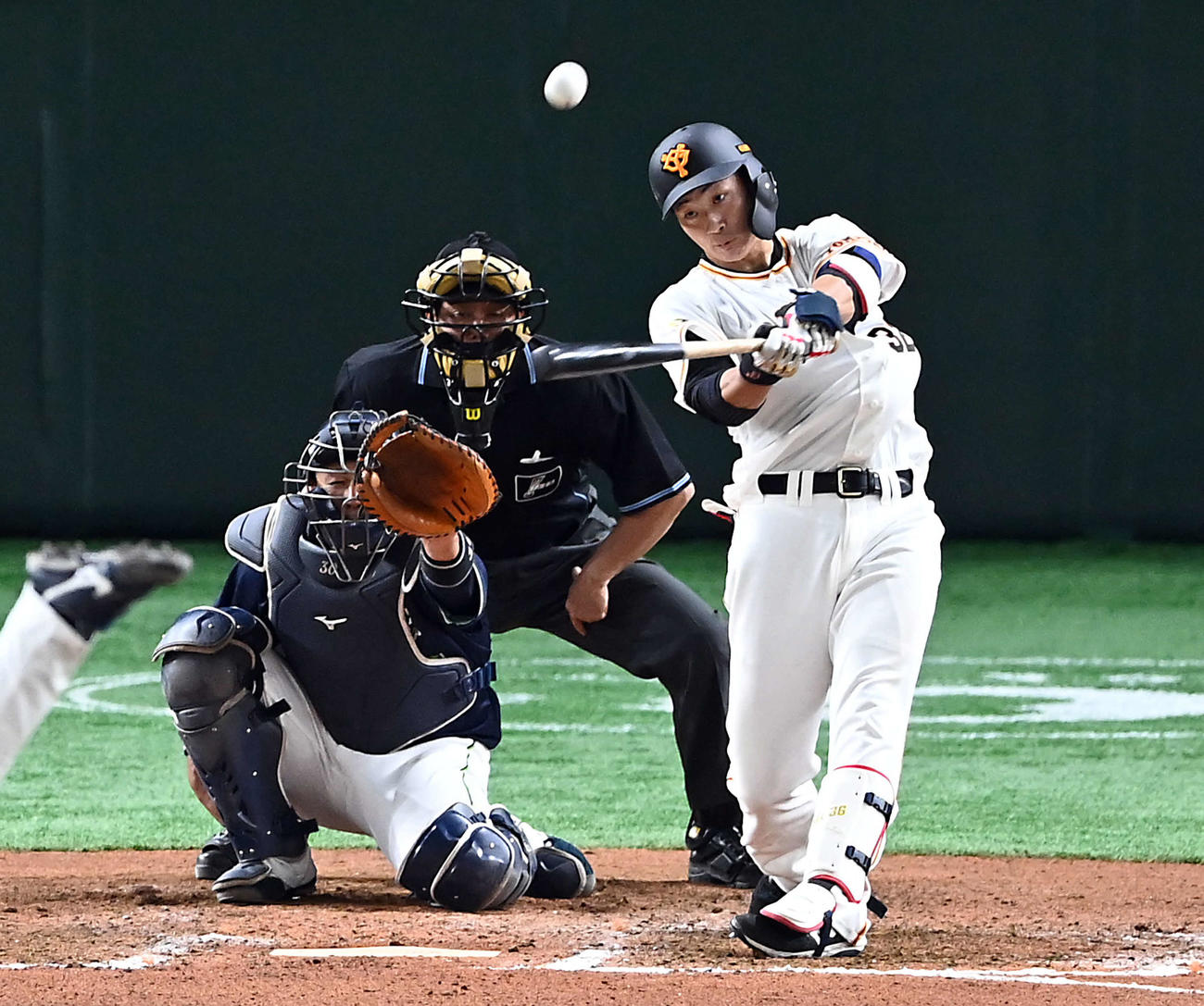 巨人対ヤクルト　6回裏巨人無死、左越えにソロ本塁打を放つ広岡（撮影・たえ見朱実）