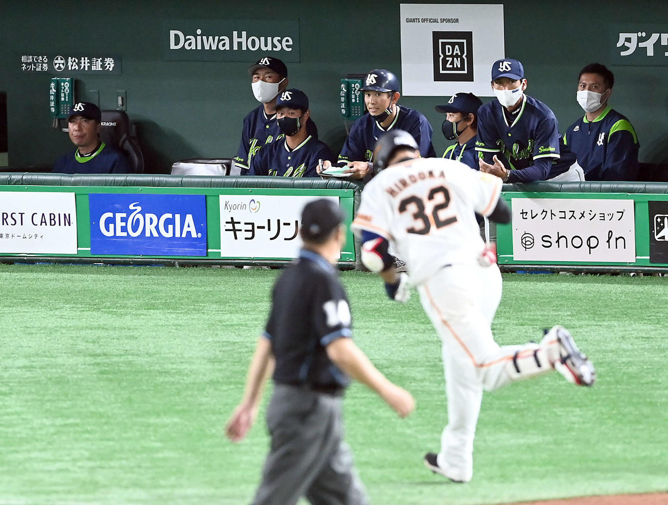 巨人対ヤクルト　6回裏巨人無死、移籍後初本塁打を放った広岡（手前）を見つめる高津監督（後方左端）（撮影・たえ見朱実）