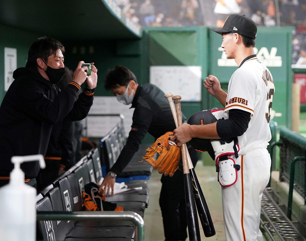 巨人対ヤクルト　試合後、チームスタッフの記念撮影に応じる巨人広岡（右）（撮影・江口和貴）