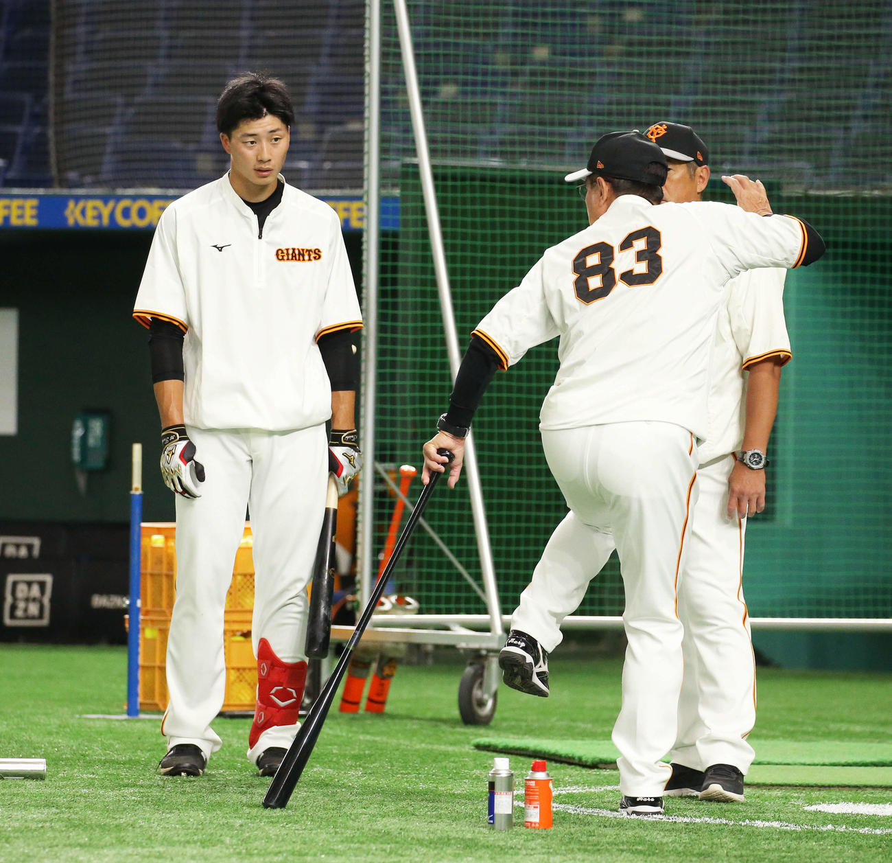 試合前、原監督（右）からアドバイスを受ける巨人広岡（撮影・河田真司）