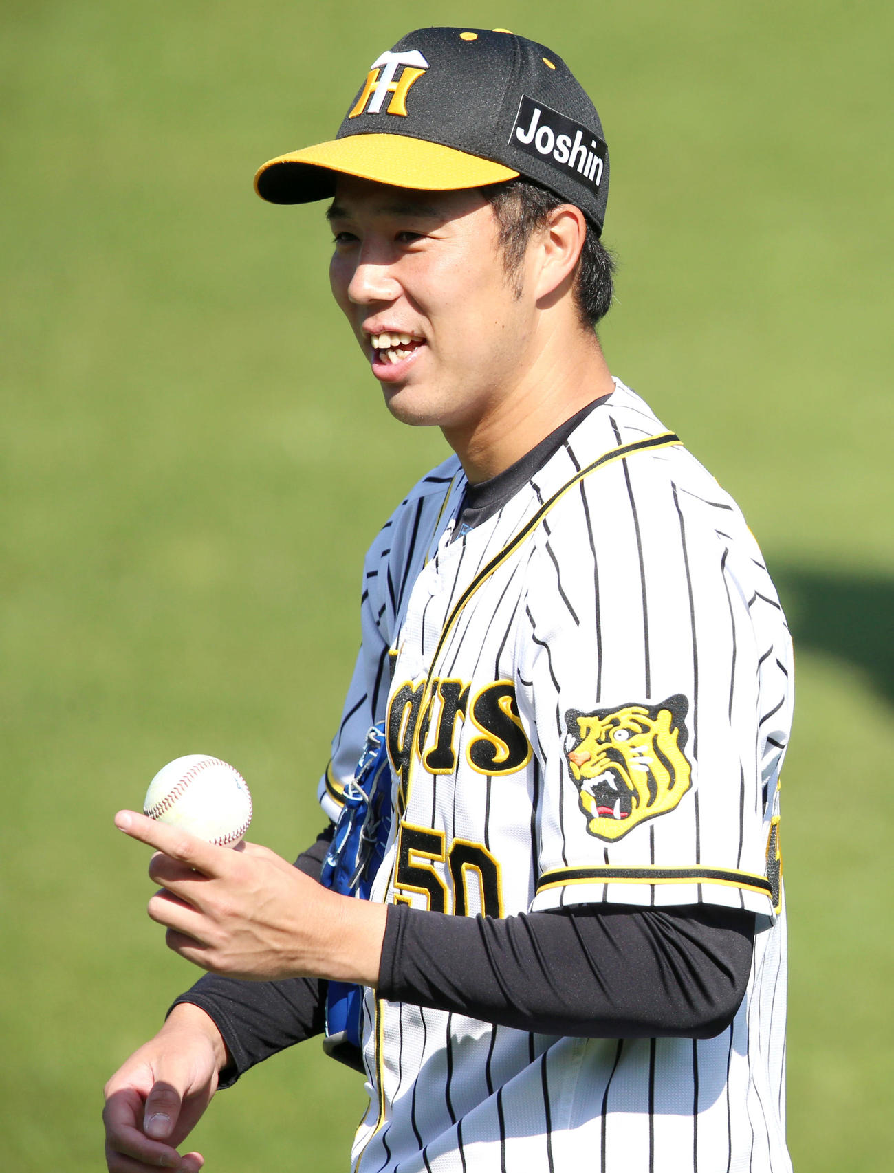 キャッチボールを終え、笑顔を見せる青柳晃洋（撮影・上山淳一）
