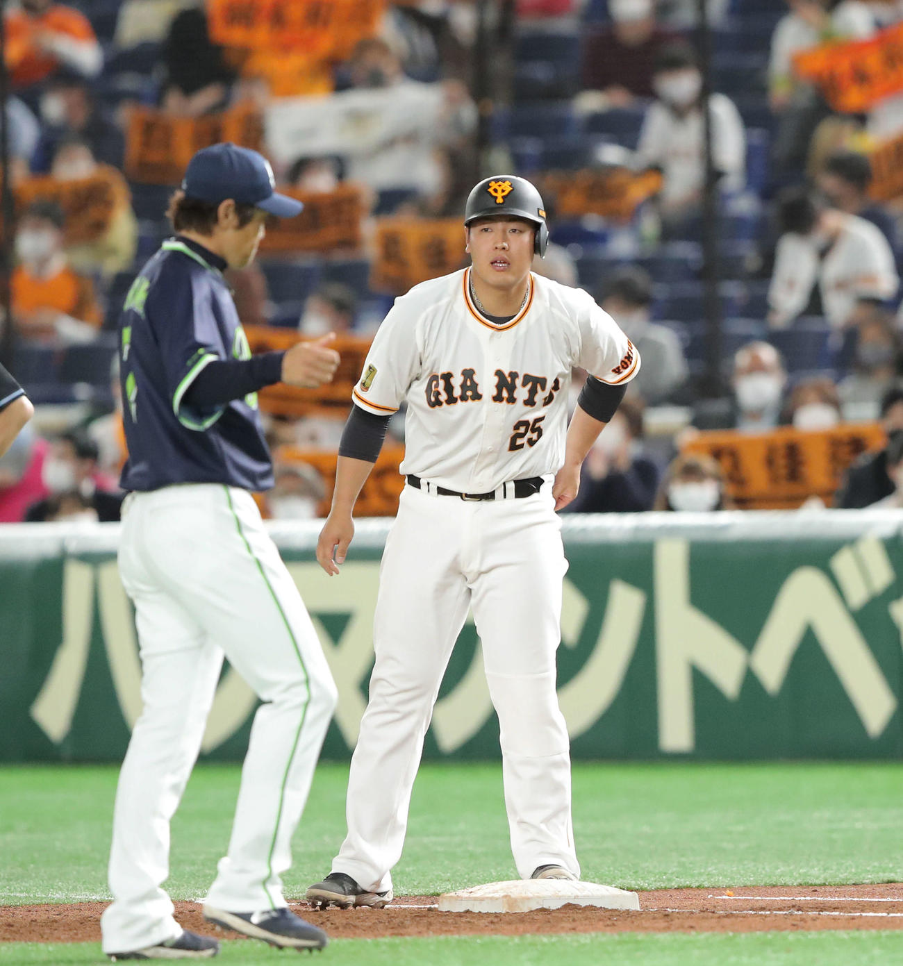 巨人対ヤクルト　3回裏巨人1死一、二塁、先制中前適時打を放った岡本和。一塁手内川（撮影・河田真司）
