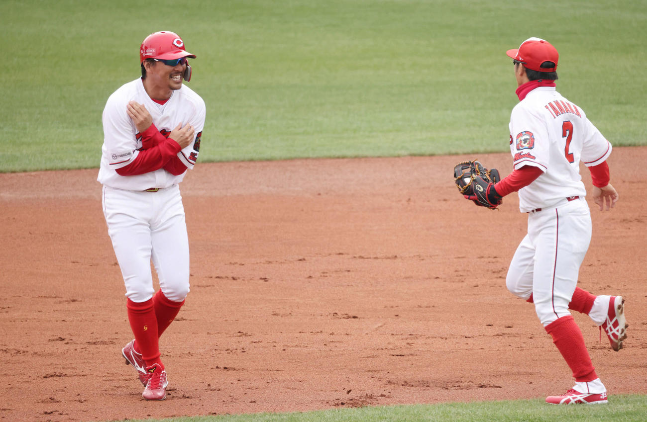 一、二塁間でアウトの長野。右は田中広（撮影・加藤孝規）