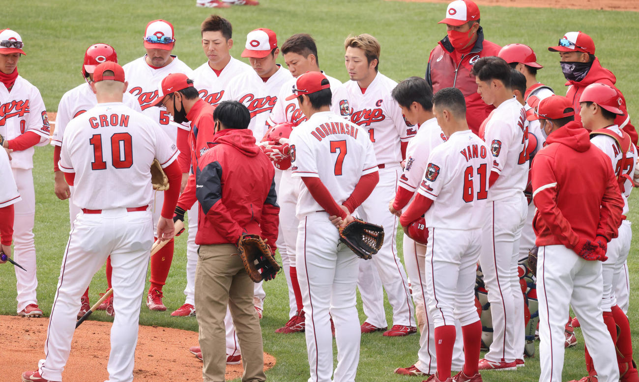 プロ野球広島練習　投内連係練習の終了後、野手を集めて説明する河田ヘッドコーチ（左から4人目）。右後方の赤マスク姿は佐々岡監督（撮影・加藤孝規）
