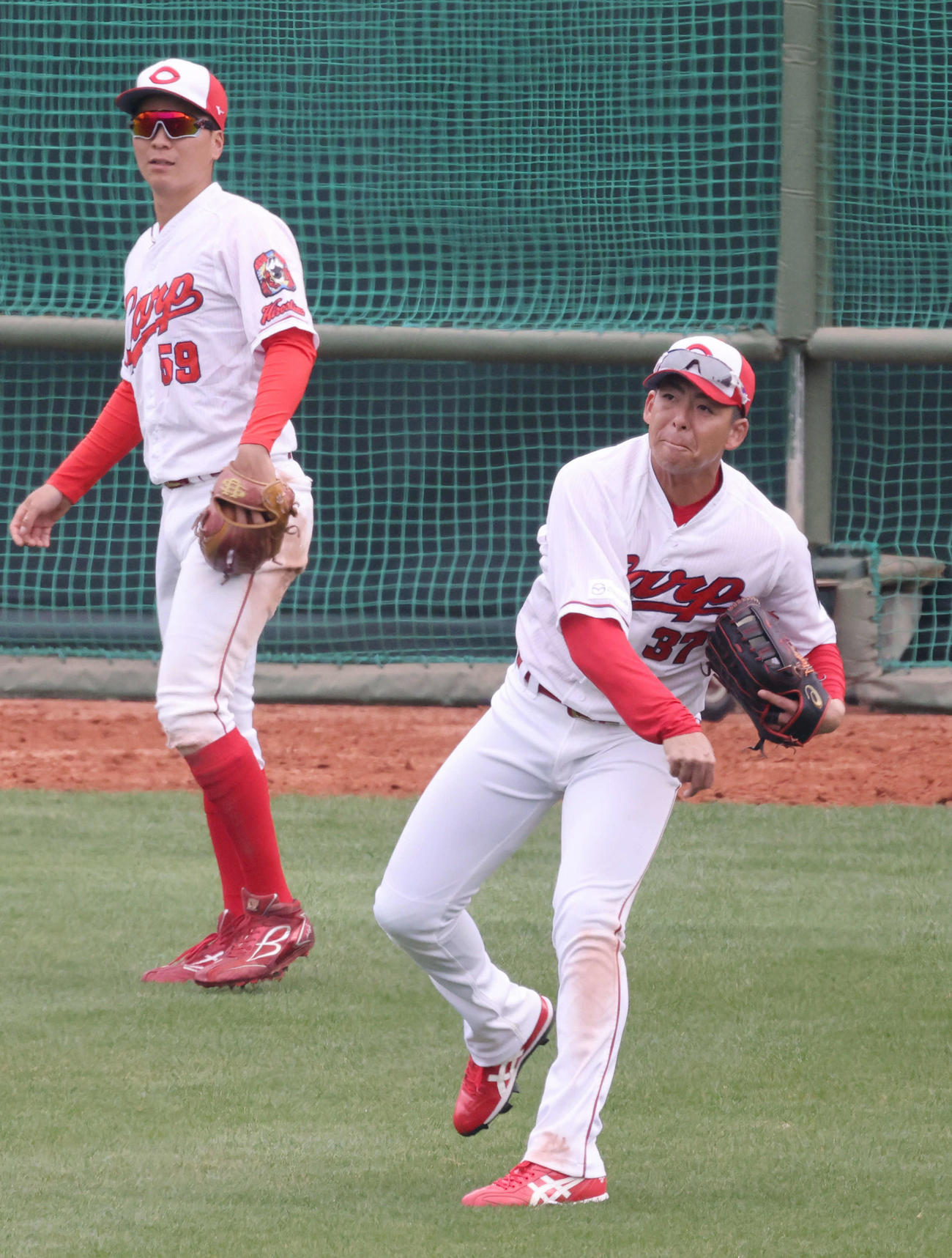 プロ野球広島練習　センターで守備練習をする野間（右）と大盛（左）（撮影・加藤孝規）