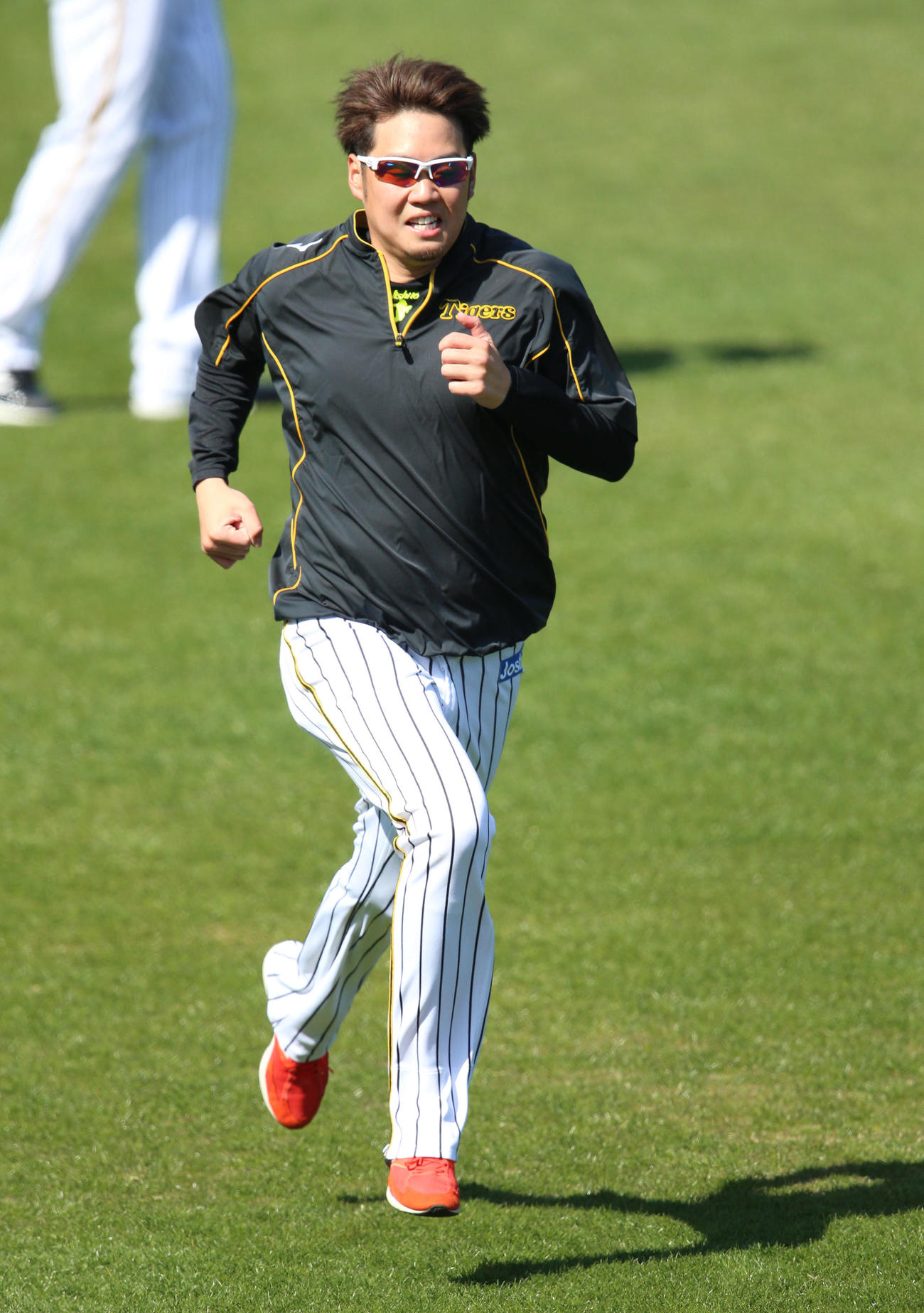 ダッシュで汗を流す西勇（撮影・上山淳一）