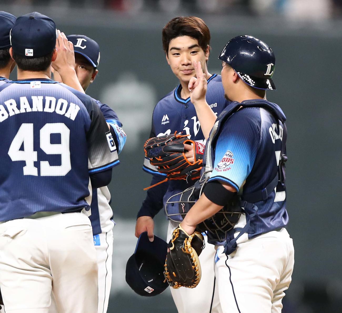 日本ハム対西武　試合後、ナインを出迎える上間（右から2人目）（撮影・黒川智章）