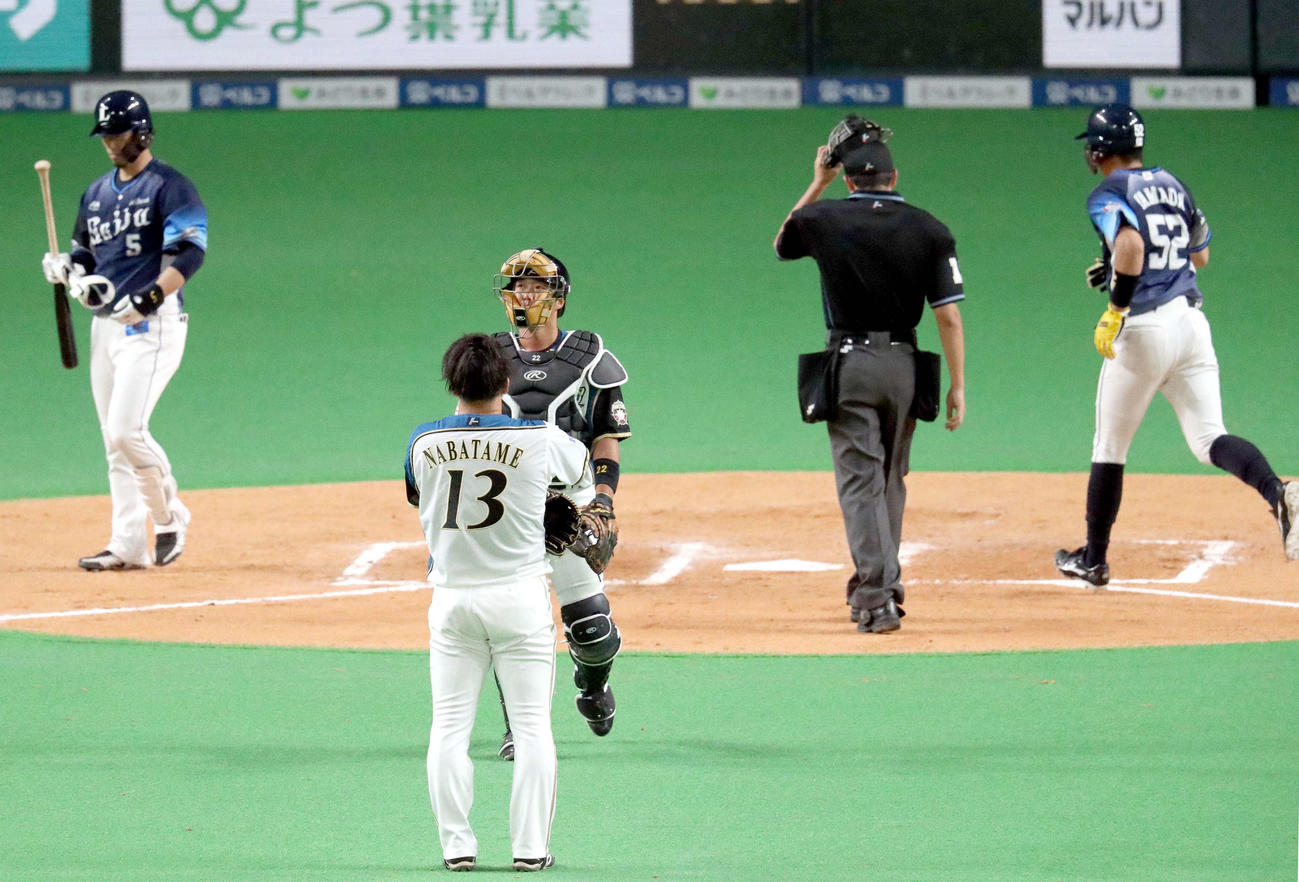 日本ハム対西武　7回表西武2死満塁、外崎（左奥）に押し出しとなる死球を与えてしまう日本ハム生田目（撮影・佐藤翔太）