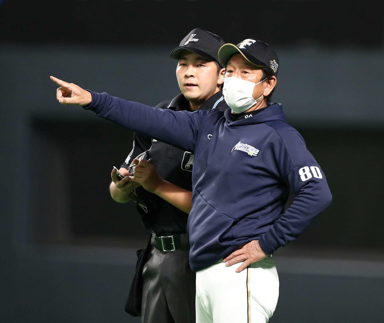 日本ハム対西武　選手交代を告げる栗山監督（撮影・黒川智章）