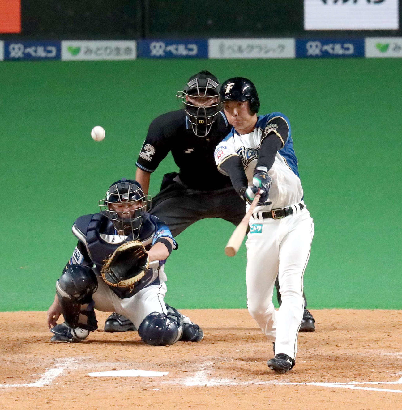 日本ハム対西武　9回裏日本ハム2死三塁、上野は中前適時打を放つ（撮影・佐藤翔太）