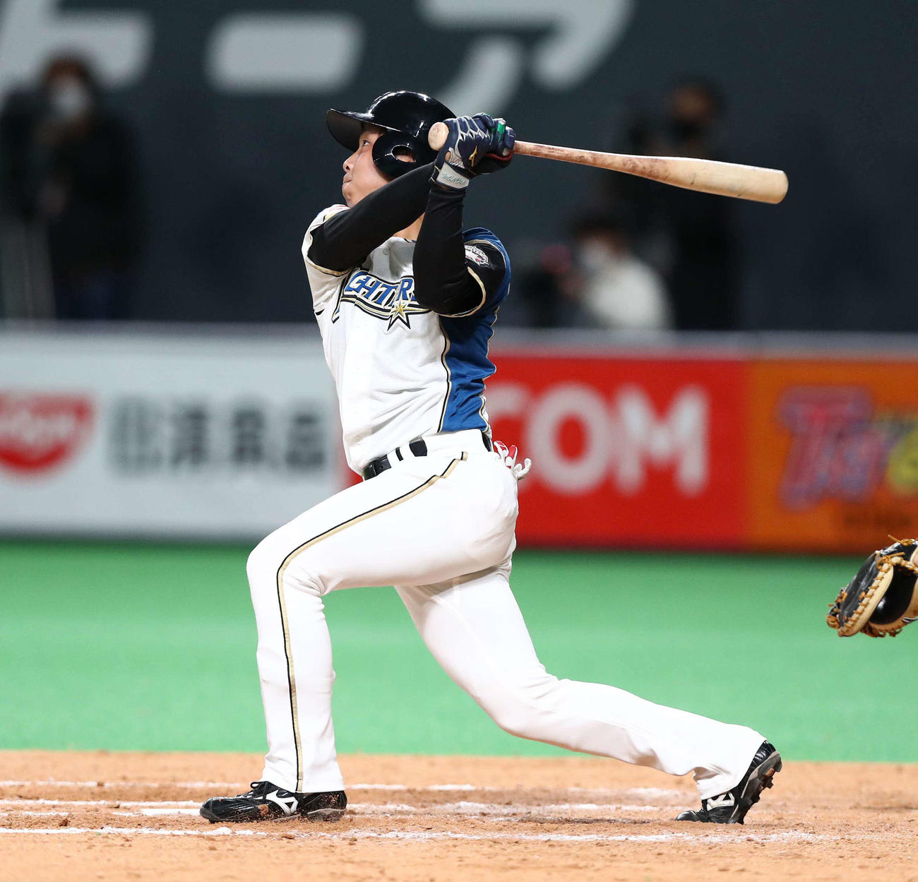 日本ハム対西武　9回裏日本ハム2死三塁、中前適時打を放つ上野（撮影・黒川智章）
