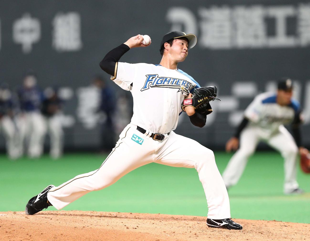 日本ハム対西武　4回に登板の長谷川（撮影・黒川智章）