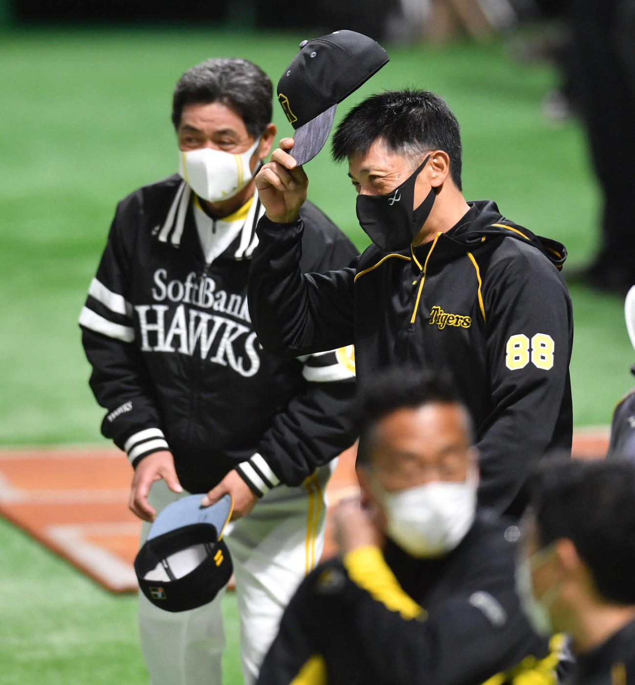 試合前、ソフトバンク・工藤監督（左）にあいさつし、笑顔で引き揚げる阪神・矢野監督（撮影・岩下翔太）