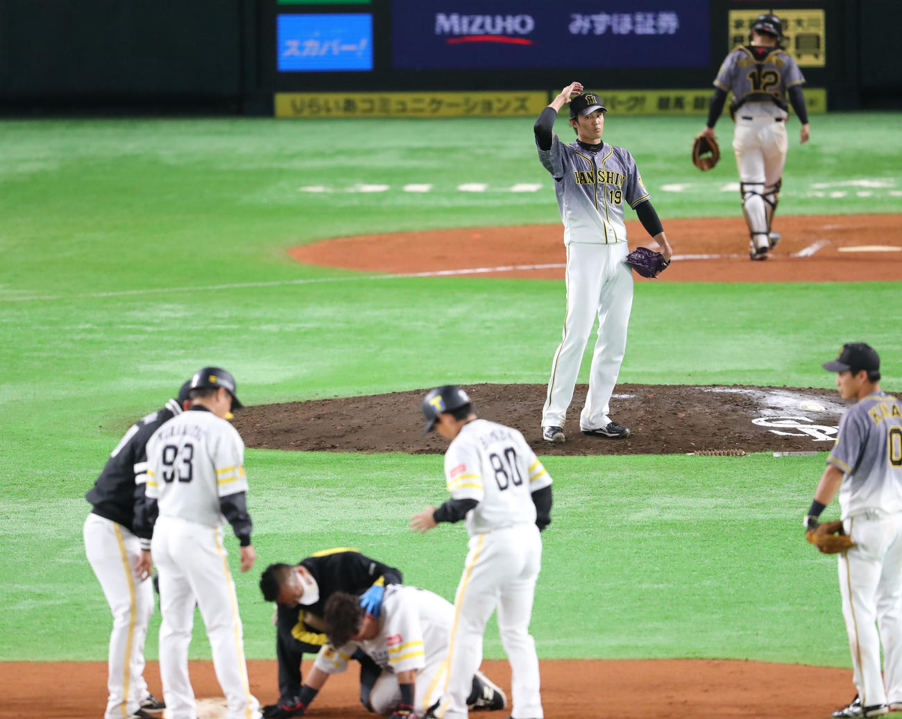 ソフトバンク対阪神　6回裏ソフトバンク無死二塁、打者・三森大貴のときに藤浪晋太郎は二塁へけん制球を送る、二塁走者の牧原大成は負傷。心配そうな表情（撮影・梅根麻紀）