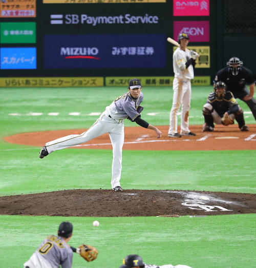 ソフトバンク対阪神 6回裏ソフトバンク無死二塁、打者・三森大貴のときに藤浪晋太郎は二塁へけん制球を送る(撮影・梅根麻紀)