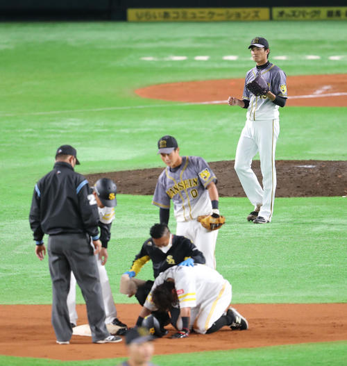 ソフトバンク対阪神 6回裏ソフトバンク無死二塁、打者・三森大貴のときに藤浪晋太郎は二塁へけん制球を送る、二塁走者の牧原大成は負傷。心配そうな表情(撮影・梅根麻紀)