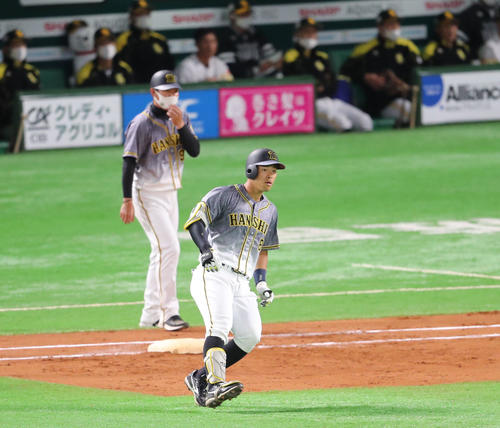 ソフトバンク対阪神 9回表阪神無死、佐藤輝明は左前安打を放つ(撮影・梅根麻紀)