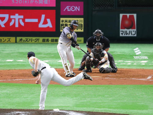 ソフトバンク対阪神 9回表阪神無死満塁、高山俊は中犠飛を放つ(撮影・梅根麻紀)