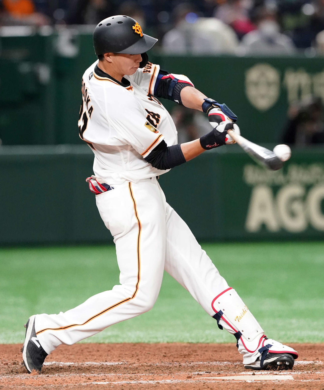 巨人対ヤクルト　6回裏巨人無死、左越えソロ本塁打を放つ広岡（撮影・江口和貴）
