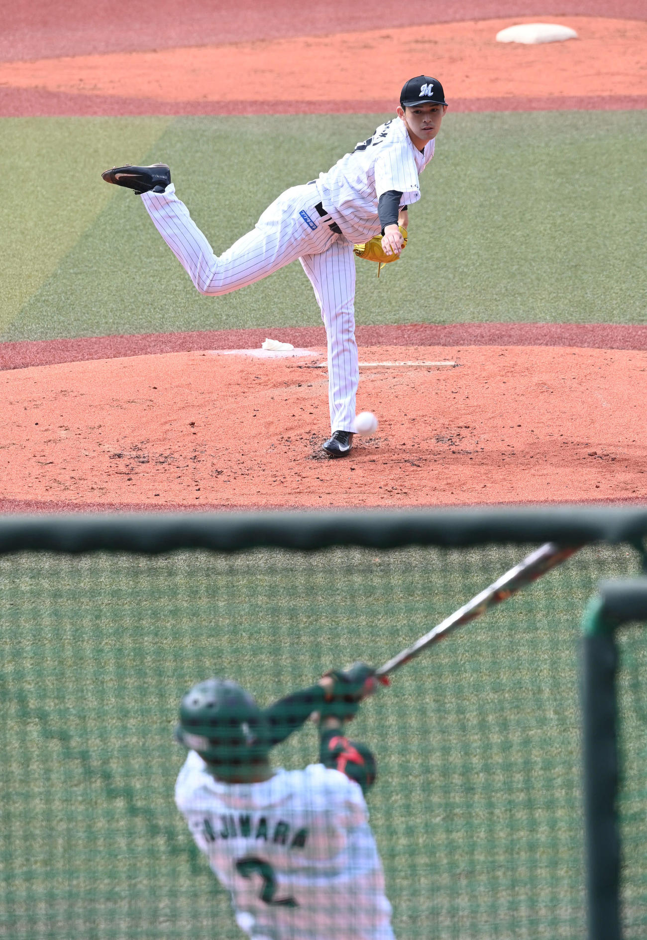 シート打撃に登板するロッテ佐々木朗。打者藤原（撮影・山崎安昭）