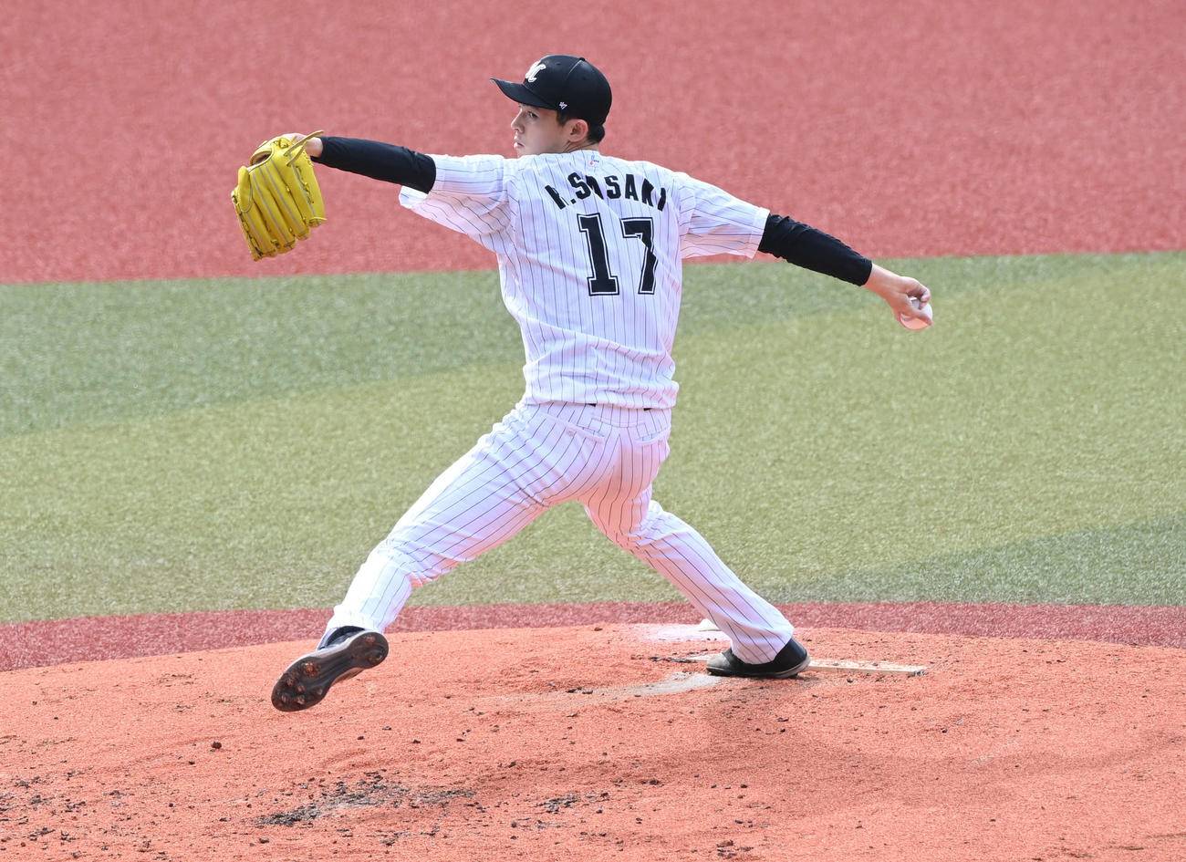 シート打撃に登板するロッテ佐々木朗（撮影・山崎安昭）