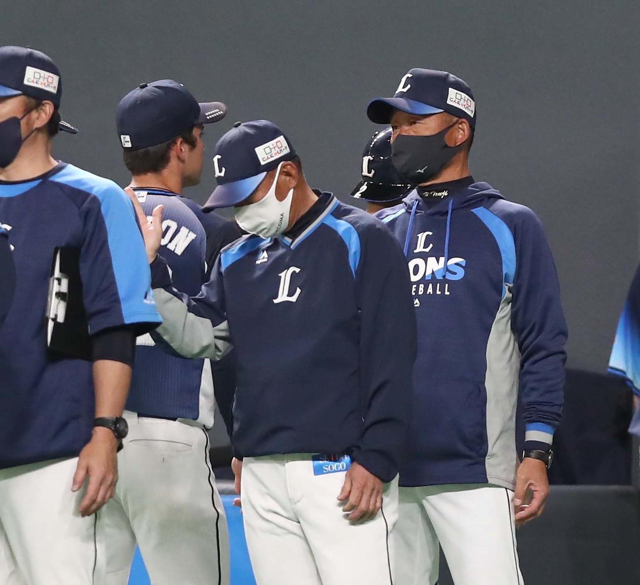 日本ハム対西武　試合後、ナインを出迎える辻監督（右）（撮影・黒川智章）