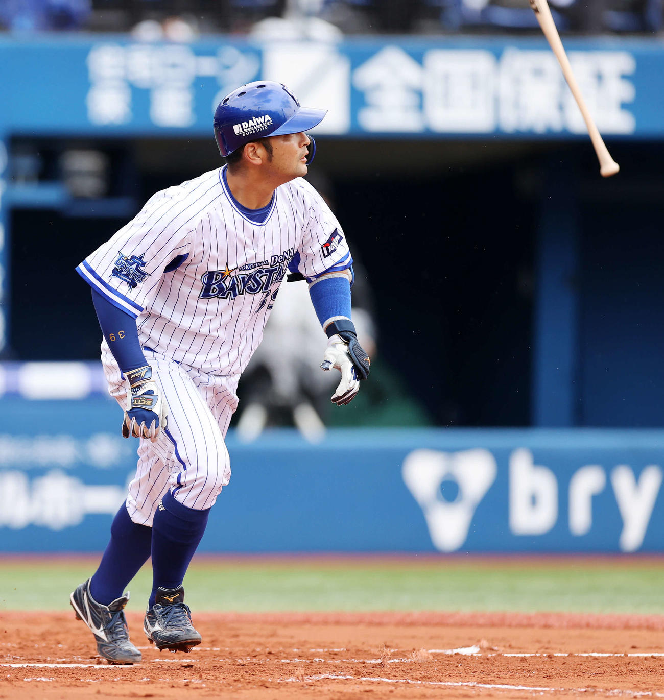 DeNA対オリックス　2回裏DeNA1死一、二塁、嶺井は中越え本塁打を放つ（撮影・鈴木正人）