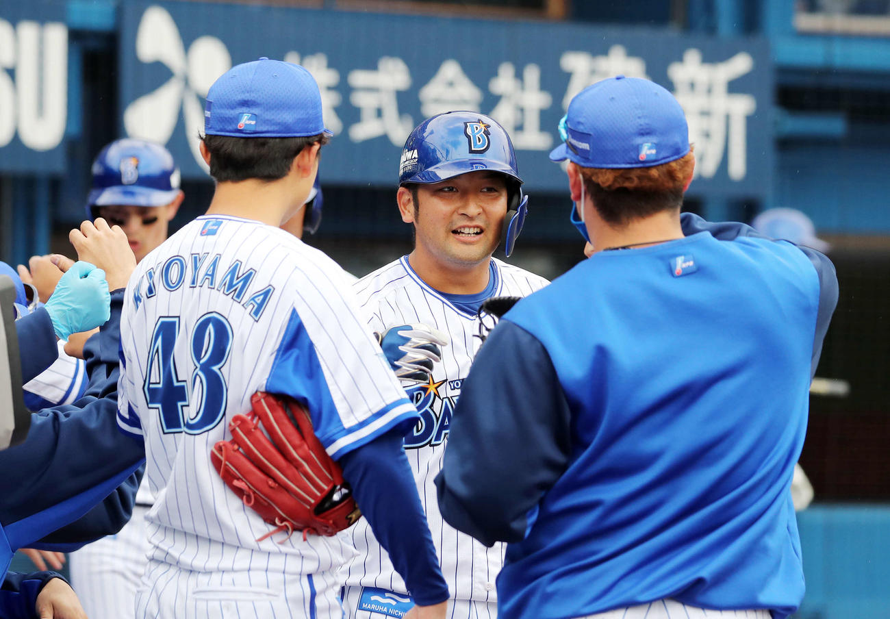 DeNA対オリックス　2回裏DeNA1死一、二塁、嶺井は中越え本塁打を放つ（撮影・鈴木正人）
