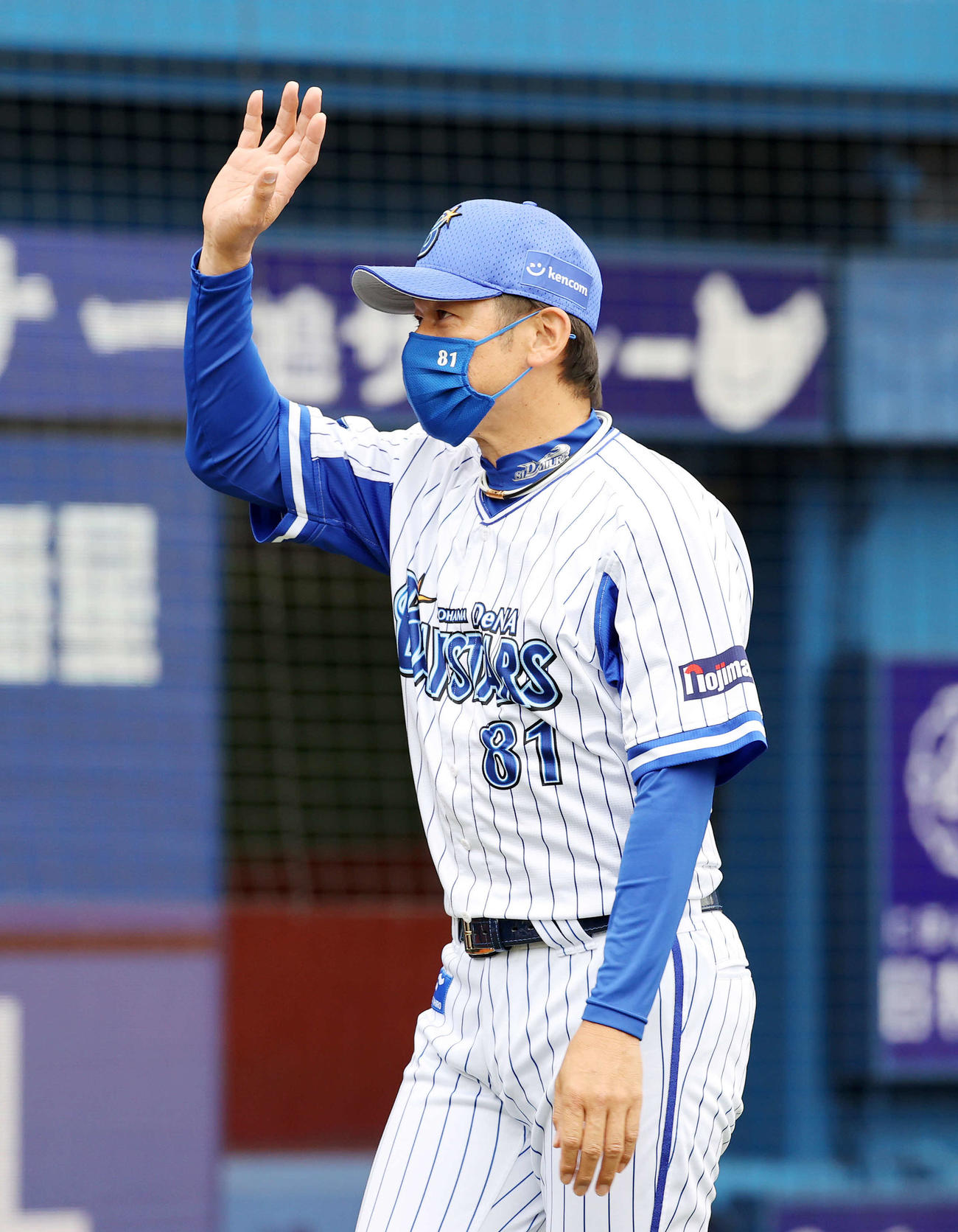 DeNA対オリックス　メンバー交換を終えファンに手を振るDeNA三浦監督（撮影・鈴木正人）
