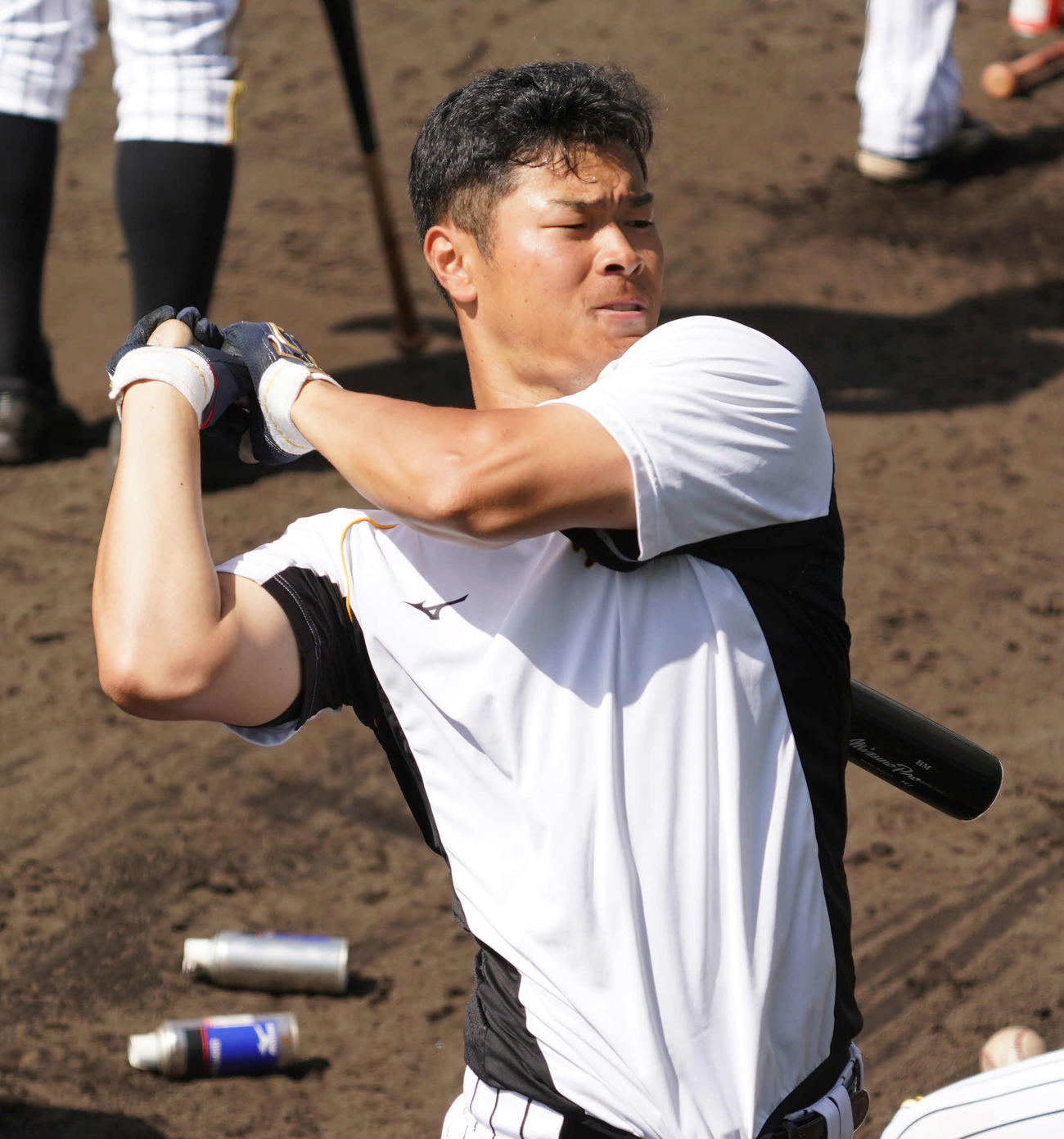 トス打撃を行う佐藤輝明（2021年3月1日撮影）
