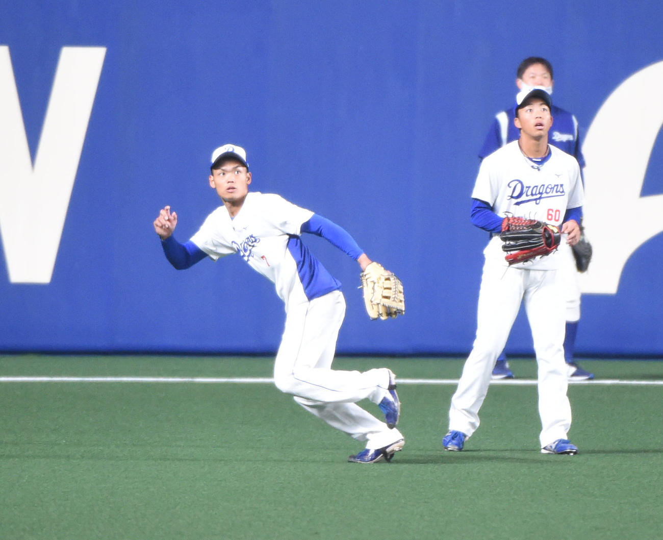 岡林勇希（右）と共に左翼守備の練習をする根尾昂（左）（撮影・森本幸一）