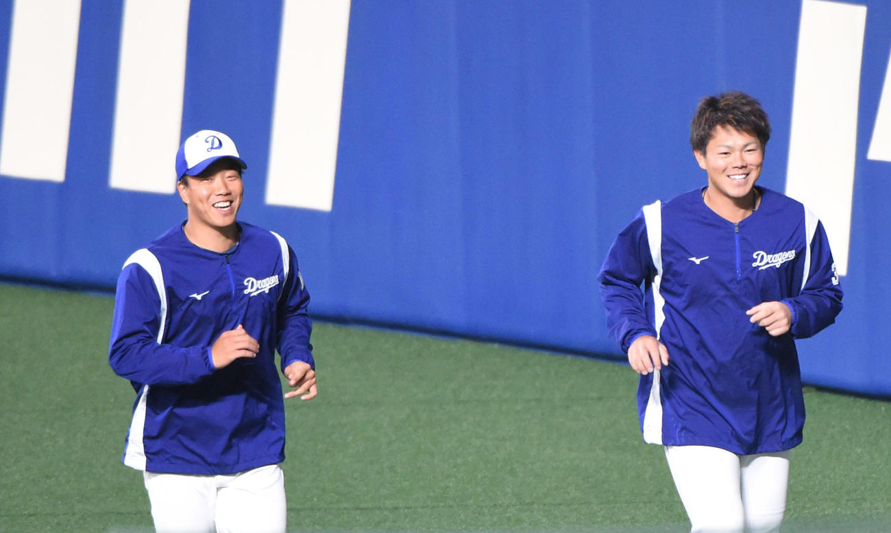 明るい表情でランニングをする柳裕也（左）と高橋周平（右）（撮影・森本幸一）